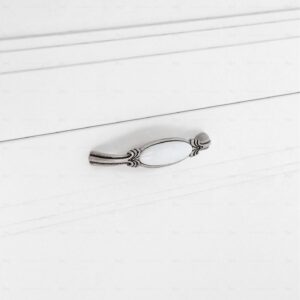 Poignée pour meubles en zamac et  Porcelaine  Entraxe 128  Vieil argent brillant – Image 5