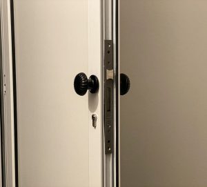 Poignée bouton De Porte, Couple complet, Lot de 6 couples, En Aluminium. Finition NOIR RAL 9005 . – Image 4