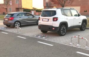 Barrière de parking rabattable 3 pieds, Lot de 26 pièces. - immagine 3