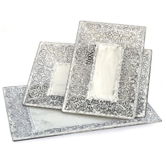 3 plateaux métal blanc 35,5x24 x h3,5cm plus 40,5x27,5 x h3,5cm plus 46x30,5 x h3,5cm.