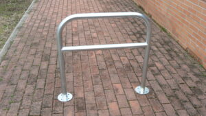 Support de vélos tubulaire avec barre transversale a visser - Gris / argent, Acier